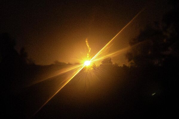 2025年12月10日，泰柬士兵发生冲突后，泰国军方发射的照明弹在泰国武里南府上空亮起。 - 俄罗斯卫星通讯社