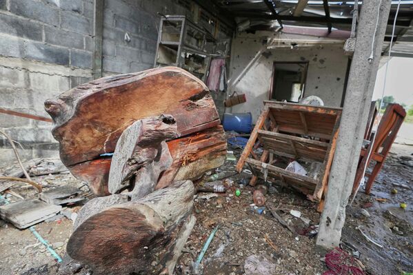 泰国地方安全部队称，这栋房屋于2025年12月11日在泰国素林府被柬埔寨炮火击中受损。 - 俄罗斯卫星通讯社