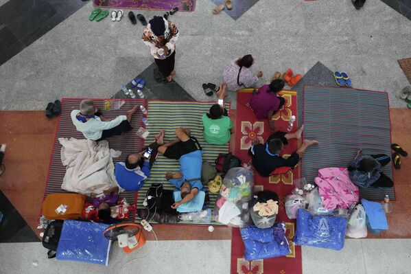 在泰柬再度爆发战斗后逃离家园的泰国居民，于2025年12月11日在泰国素林府的一个疏散中心休息。 - 俄罗斯卫星通讯社