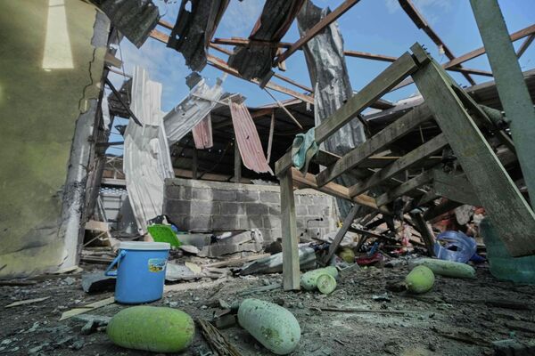 泰国地方安全部队称，这栋房屋于2025年12月11日在泰国素林府被柬埔寨炮火击中受损。 - 俄罗斯卫星通讯社