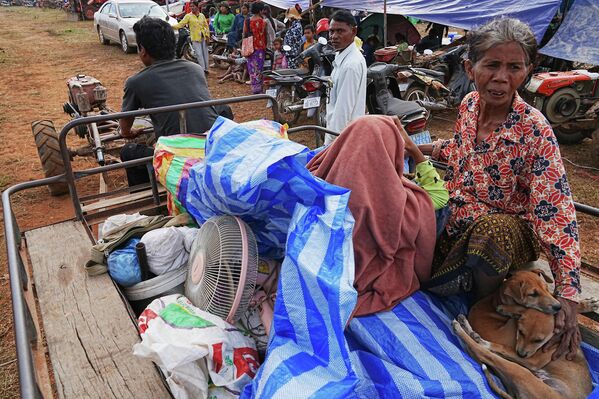 在泰柬再度爆发战斗后逃离家园的人们，于2025年12月11日抵达柬埔寨奥多棉吉省钟卡尔稻田避难。 - 俄罗斯卫星通讯社