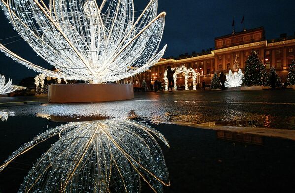 圣彼得堡圣易萨克广场的“光之花园”。“光之花园”是一个公共空间，装饰着圣诞树和灯光艺术装置。 - 俄罗斯卫星通讯社