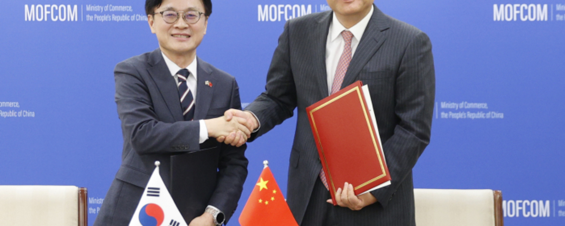 中国商务部长王文涛会见韩国产业通商部长官金正官 - 俄罗斯卫星通讯社, 1920, 13.12.2025