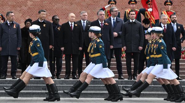 俄羅斯總統普京與外國領導人在莫斯科亞歷山大花園向無名烈士墓獻花。 - 俄羅斯衛星通訊社