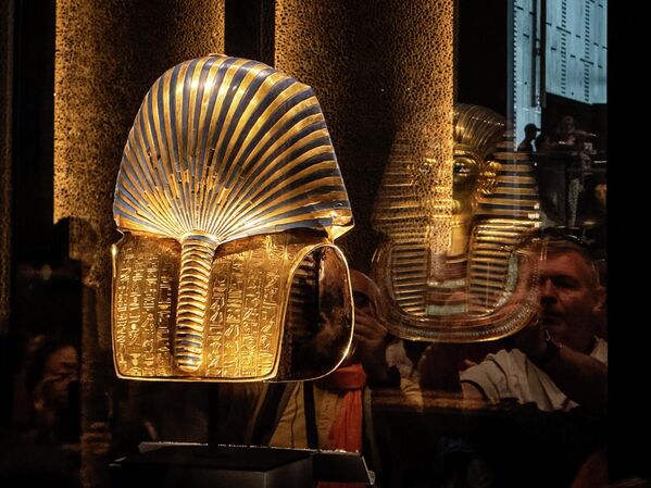 2025年11月8日,古埃及法老圖坦卡蒙的黃金葬禮面具在大埃及博物館展出。 2025年11月8日,古埃及法老圖坦卡蒙的黃金葬禮面具在大埃及博物館展出。 - 俄羅斯衛星通訊社