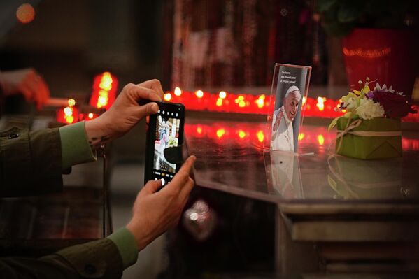 2025年4月24日,在梵蒂岡城外薩西亞區的聖靈教堂舉行的紀念教宗方濟各的彌撒上,一名女子用手機拍照。 2025年4月24日,在梵蒂岡城外薩西亞區的聖靈教堂舉行的紀念教宗方濟各的彌撒上,一名女子用手機拍照。 - 俄羅斯衛星通訊社