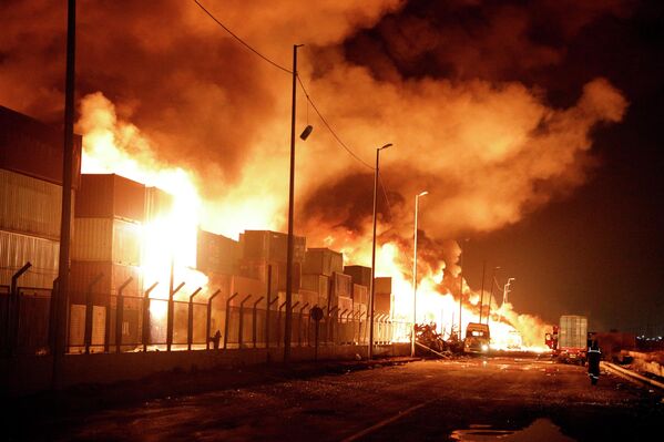 2025年4月27日,伊朗南部阿巴斯港的沙希德拉賈伊港口發生爆炸後,現場大火熊熊燃燒。 2025年4月27日,伊朗南部阿巴斯港的沙希德拉賈伊港口發生爆炸後,現場大火熊熊燃燒。 - 俄羅斯衛星通訊社