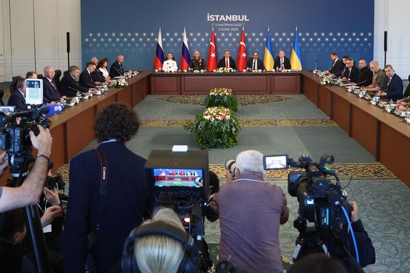 俄羅斯和烏克蘭代表團在土耳其伊斯坦布爾奇拉甘宮舉行談判。 俄羅斯和烏克蘭代表團在土耳其伊斯坦布爾奇拉甘宮舉行談判。 - 俄羅斯衛星通訊社