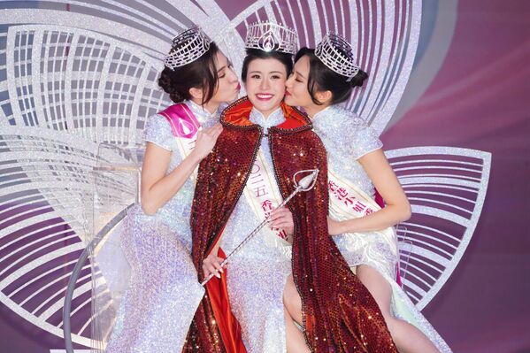 2025年香港小姐选美比赛亚军施宇琪、冠军陈咏诗、季军袁文静（从左至右）合影，8月31日 - 俄罗斯卫星通讯社