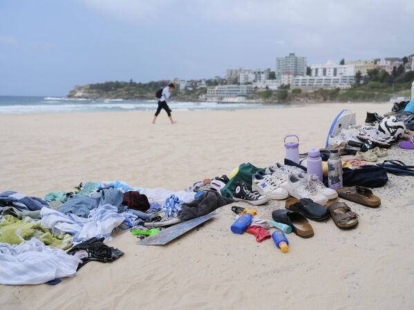 邦迪海滩枪击案现场遗留的个人物品。 邦迪海滩枪击案现场遗留的个人物品。 - 俄罗斯卫星通讯社