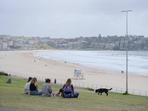 枪击案第二天,人们坐在邦迪海滩上。 枪击案第二天,人们坐在邦迪海滩上。 - 俄罗斯卫星通讯社