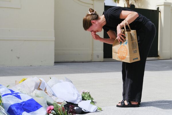 一名女子向枪击案遇难者献花。 一名女子向枪击案遇难者献花。 - 俄罗斯卫星通讯社