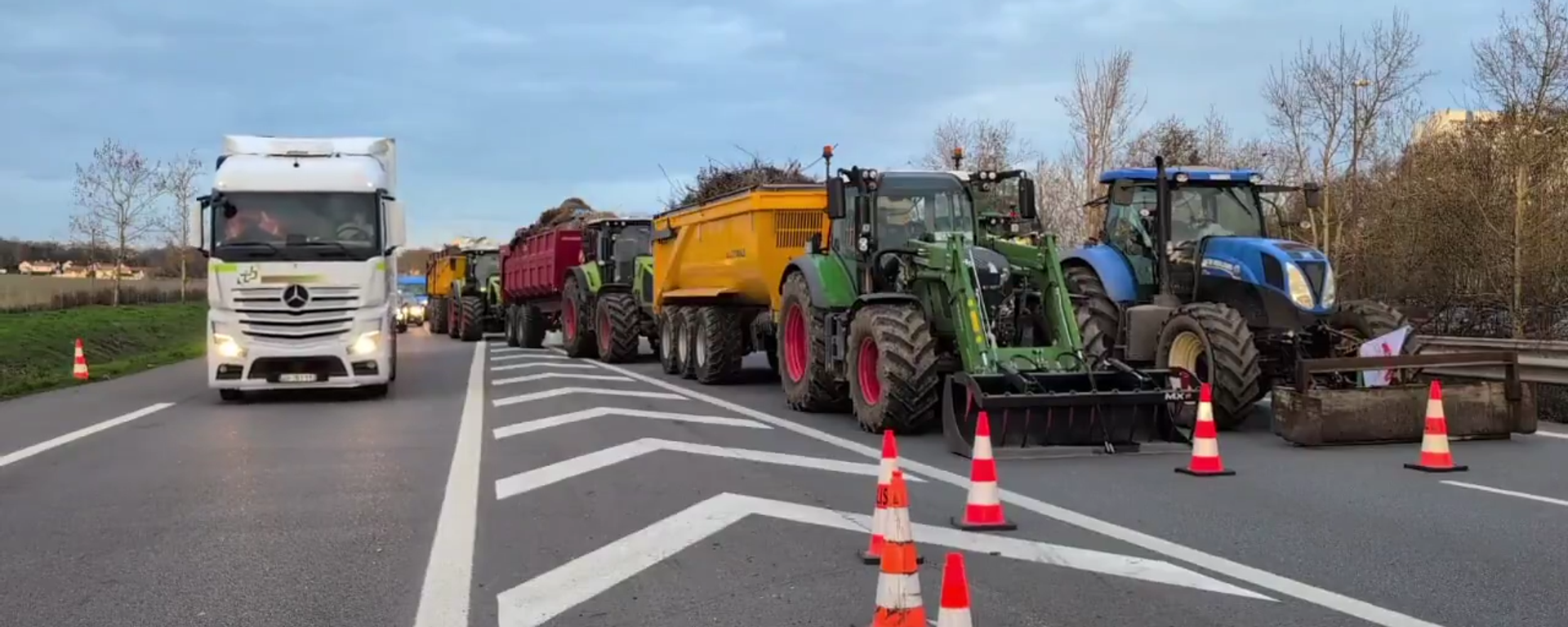媒体：法国抗议农民封锁法国至少五条公路 - 俄罗斯卫星通讯社, 1920, 16.12.2025