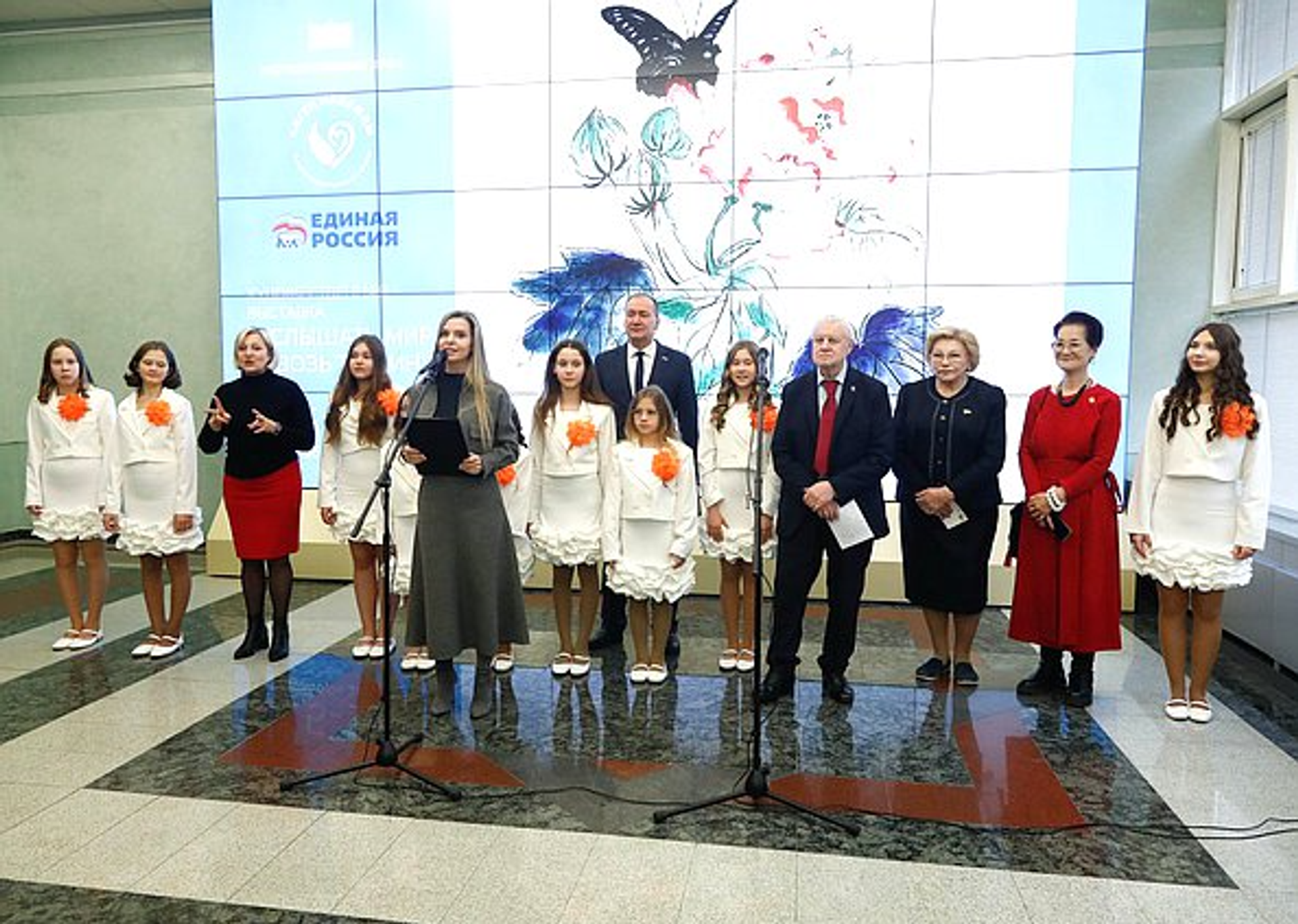 В российском парламенте заработала выставка детских картин под руководством китайской художницы - 俄罗斯卫星通讯社, 1920, 18.12.2025