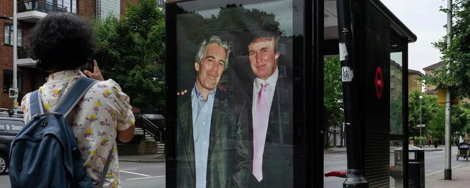 印有特朗普和愛潑斯坦的海報（資料圖） - 俄羅斯衛星通訊社, 1920, 20.12.2025