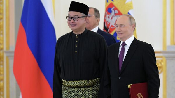 俄羅斯總統普京與馬來西亞駐俄羅斯大使張倫萊（資料圖片） - 俄羅斯衛星通訊社