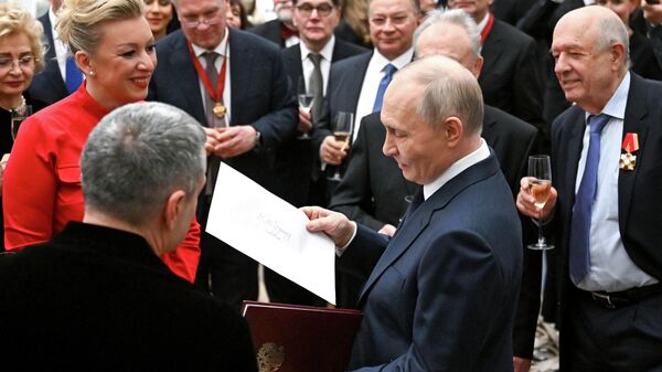 扎哈罗娃揭秘她呈递给普京的信封里是什么 - 俄罗斯卫星通讯社