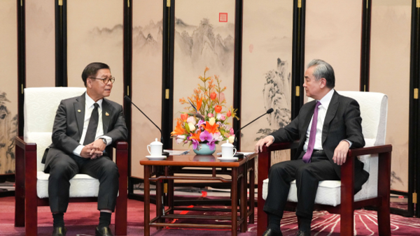 王毅会见泰国外长西哈萨 - 俄罗斯卫星通讯社