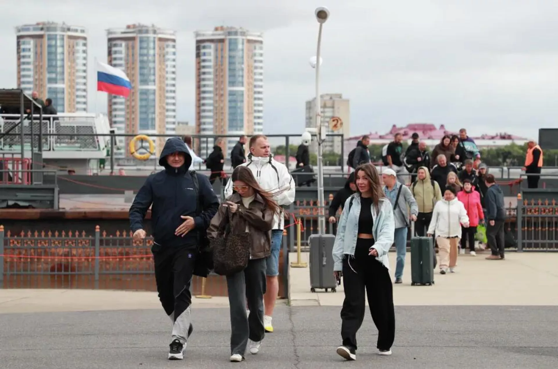 9月15日，俄罗斯免签旅客从黑龙江省黑河水运旅检口岸入境，走向联检大厅。供图/ 新华社 - 俄罗斯卫星通讯社, 1920, 29.12.2025