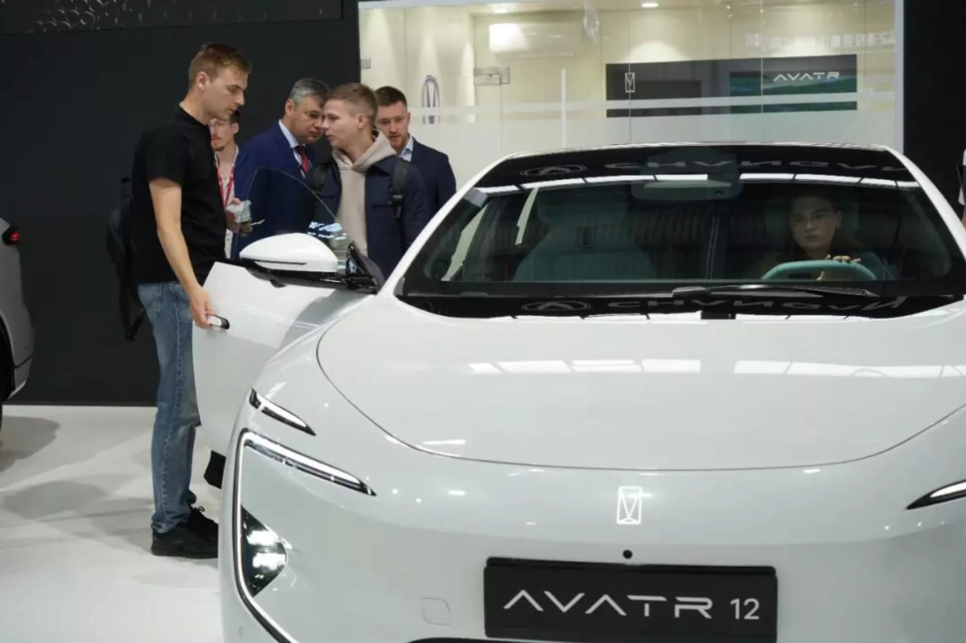 7月7日，在俄罗斯斯维尔德洛夫斯克州首府叶卡捷琳堡国际展览中心，人们在第九届中俄博览会现场参观。供图/ 新华社 - 俄罗斯卫星通讯社, 1920, 29.12.2025