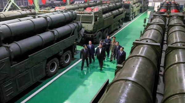 金正恩视察军工企业，强调火箭炮武器体系升级 - 俄罗斯卫星通讯社