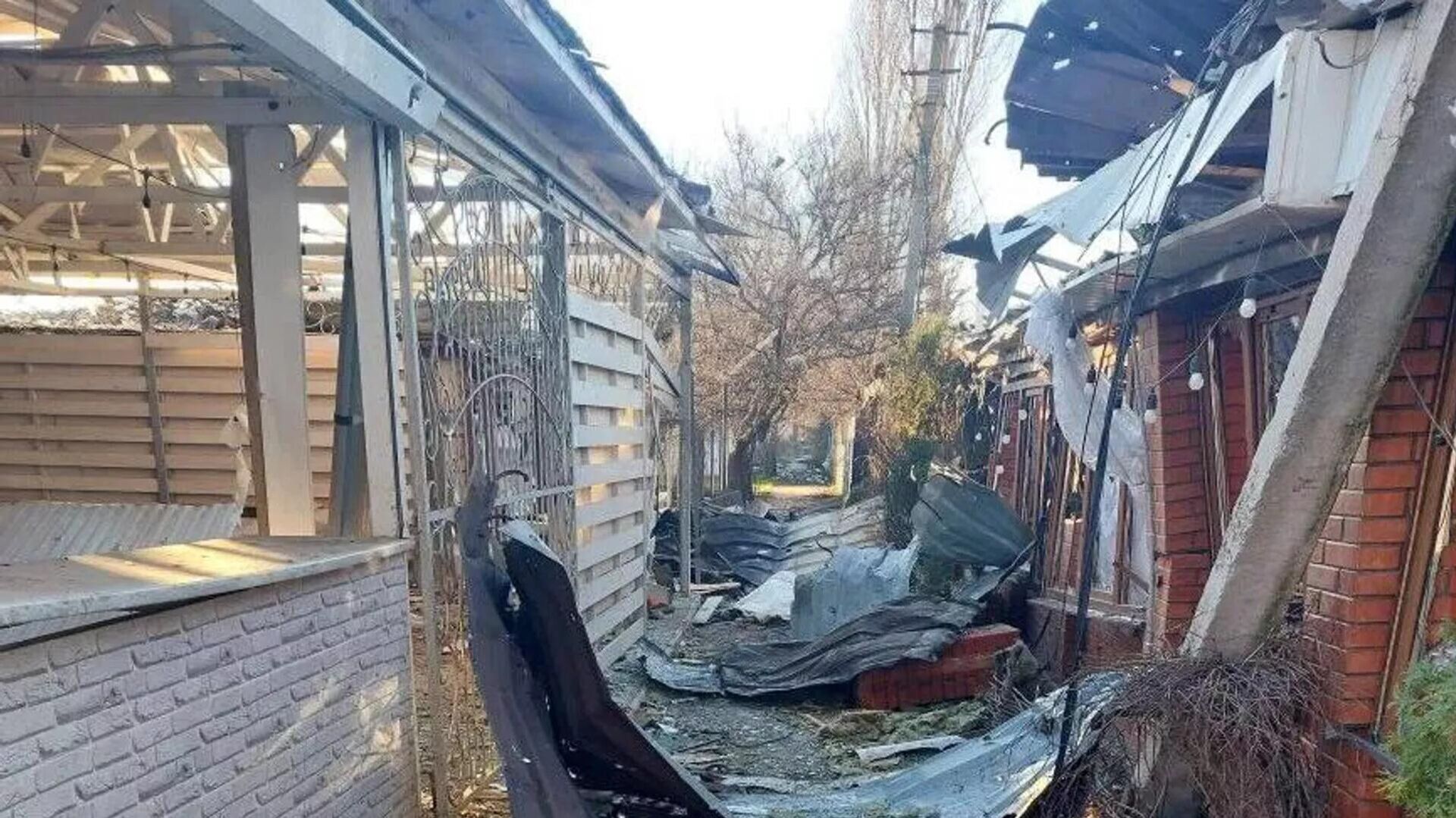 Последствия атаки дронов ВСУ на кафе и гостиницу в Хорлах в Херсонской области - 俄羅斯衛星通訊社, 1920, 01.01.2026