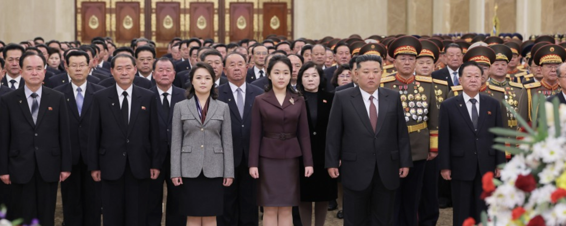 金正恩在新年之际携妻女参谒锦绣山太阳宫 - 俄罗斯卫星通讯社, 1920, 02.01.2026