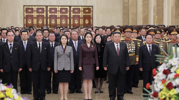 金正恩在新年之际携妻女参谒锦绣山太阳宫 - 俄罗斯卫星通讯社