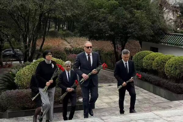 1月5日,俄罗斯驻华大使伊戈尔·莫尔古洛夫向位于桂林市的苏联军事顾问伊万·米哈伊洛维奇·巴巴什金纪念碑敬献花圈。 1月5日,俄罗斯驻华大使伊戈尔·莫尔古洛夫向位于桂林市的苏联军事顾问伊万·米哈伊洛维奇·巴巴什金纪念碑敬献花圈。 - 俄罗斯卫星通讯社