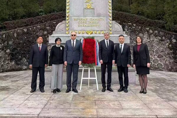 1月5日,俄罗斯驻华大使伊戈尔·莫尔古洛夫向位于桂林市的苏联军事顾问伊万·米哈伊洛维奇·巴巴什金纪念碑敬献花圈。 1月5日,俄罗斯驻华大使伊戈尔·莫尔古洛夫向位于桂林市的苏联军事顾问伊万·米哈伊洛维奇·巴巴什金纪念碑敬献花圈。 - 俄罗斯卫星通讯社