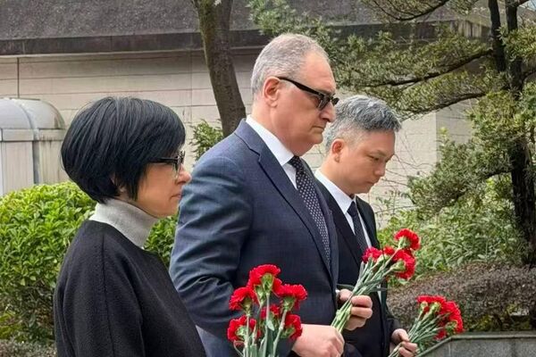 1月5日,俄罗斯驻华大使伊戈尔·莫尔古洛夫向位于桂林市的苏联军事顾问伊万·米哈伊洛维奇·巴巴什金纪念碑敬献花圈。 1月5日,俄罗斯驻华大使伊戈尔·莫尔古洛夫向位于桂林市的苏联军事顾问伊万·米哈伊洛维奇·巴巴什金纪念碑敬献花圈。 - 俄罗斯卫星通讯社