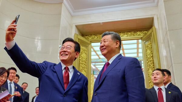 李在明用小米手机与习近平自拍 - 俄罗斯卫星通讯社