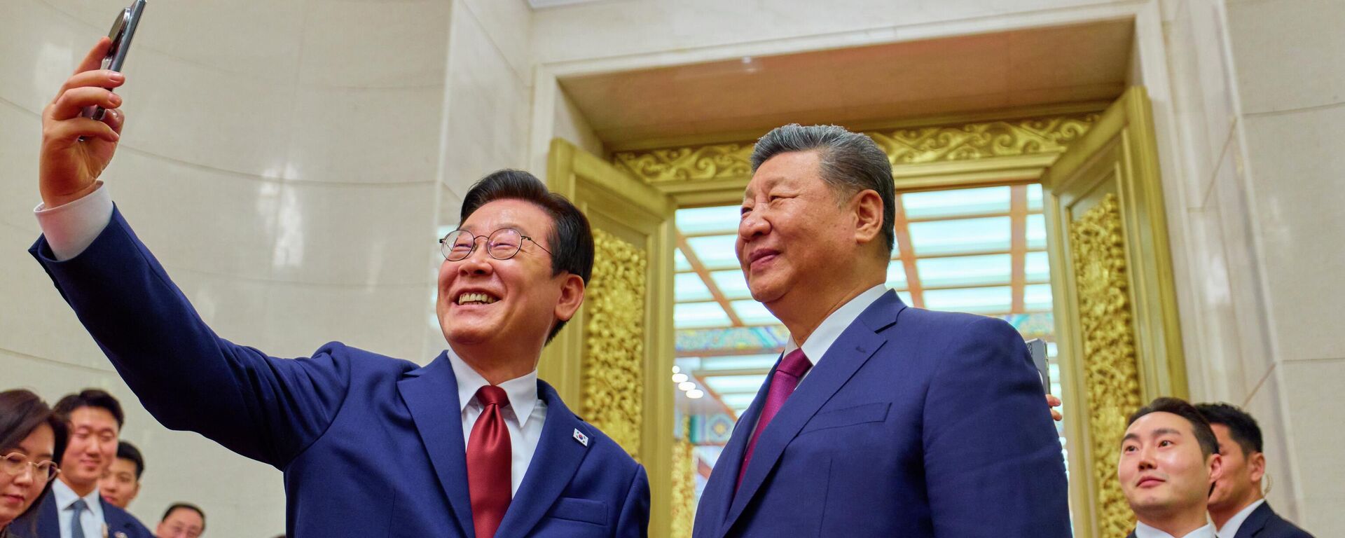 李在明用小米手机与习近平自拍 - 俄罗斯卫星通讯社, 1920, 06.01.2026