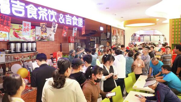 三沙市商业中心开业现场“吉食堡”汉堡店人头攒动 - 俄罗斯卫星通讯社