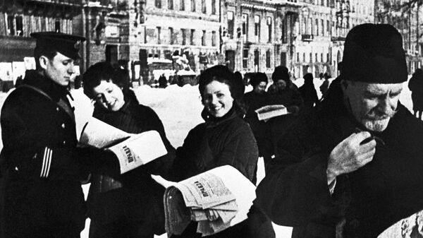 列宁格勒人在阅读《真理报》，上面刊载着已突破列宁格勒封锁圈的消息。 - 俄罗斯卫星通讯社