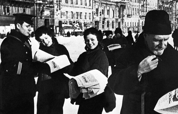 列寧格勒人在閱讀《真理報》，上面刊載著已突破列寧格勒封鎖圈的消息。 - 俄羅斯衛星通訊社