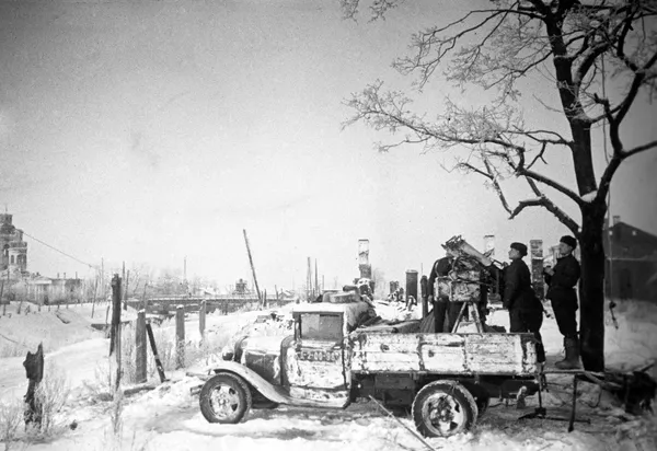 1943年1月18日，什利谢利堡解放，这是苏军“火花”行动的主要成果，列宁格勒的围困开始被打破。在解放后的什利谢利堡，一辆GAZ-AA卡车上，M4高射机枪（马克沁）班组正在执行侦查任务。  - 俄罗斯卫星通讯社