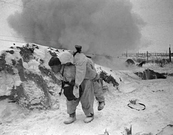 一名醫務兵將一名受傷的戰士背離戰場 - 俄羅斯衛星通訊社