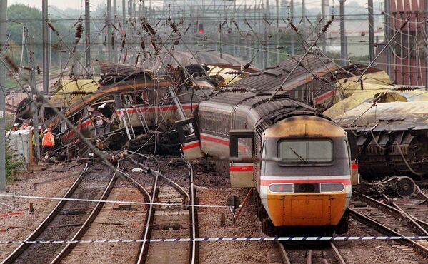 1997年9月19日周五，伦敦西部南奥尔车站外，一列高速通勤列车与货运列车相撞后损毁的车厢。事故造成至少7人死亡，约150人受伤。该客运列车原定从威尔士斯旺西驶往伦敦帕丁顿车站。 - 俄罗斯卫星通讯社