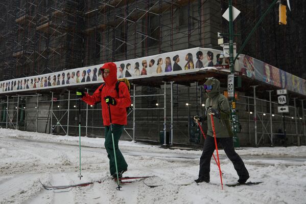穿滑雪板走在曼哈顿下城的两名路人，纽约  - 俄罗斯卫星通讯社