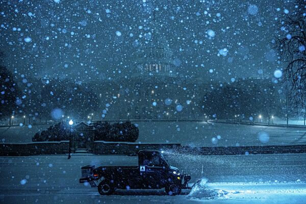 扫雪车连夜工作，华盛顿 - 俄罗斯卫星通讯社