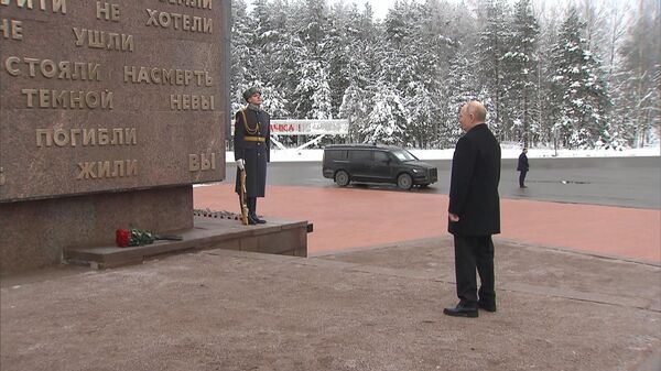 普京在列宁格勒解除封锁82周年纪念日向“界线石”献花 - 俄罗斯卫星通讯社