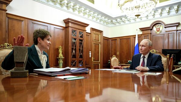 俄罗斯总统弗拉基米尔·普京1月28日会见天狼星联邦直辖区（又称锡里乌斯）委员会主席叶莲娜·什梅列娃 - 俄罗斯卫星通讯社