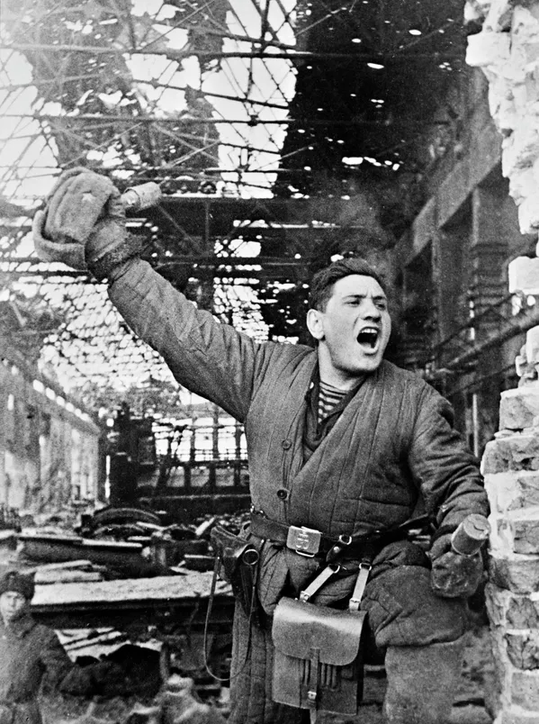 第95步兵师第241步兵团机枪排排长帕维尔·雅科夫列维奇·戈德堡中士在被摧毁的巴里卡迪工厂车间里。 - 俄罗斯卫星通讯社