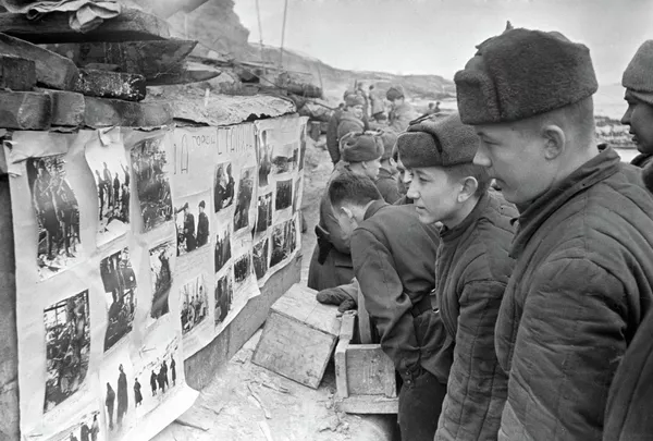 苏联士兵在斯大林格勒伏尔加河畔，看着墙上第39近卫步兵师的报纸照片。 - 俄罗斯卫星通讯社