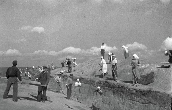 斯大林格勒附近修建防禦工事的平民 - 俄羅斯衛星通訊社