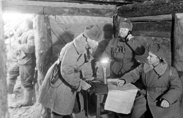 在尼古拉·巴丘克上校指揮的第284近衛步兵師的戰壕里，參謀長亞歷山大·薩多夫斯基和炮兵指揮所參謀長正在制定作戰任務。 - 俄羅斯衛星通訊社