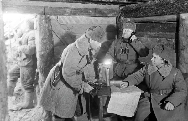 在尼古拉·巴丘克上校指挥的第284近卫步兵师的战壕里，参谋长亚历山大·萨多夫斯基和炮兵指挥所参谋长正在制定作战任务。 - 俄罗斯卫星通讯社