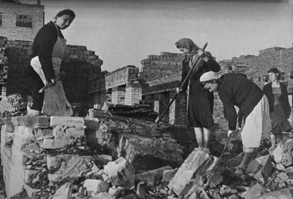 斯大林格勒開始重建，婦女們在滿目瘡痍的城市街道上清理廢墟。 - 俄羅斯衛星通訊社