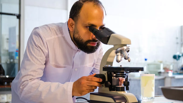 南烏拉爾國立大學科研與創新活動管理部門實驗員阿馬爾·卡迪 - 俄羅斯衛星通訊社